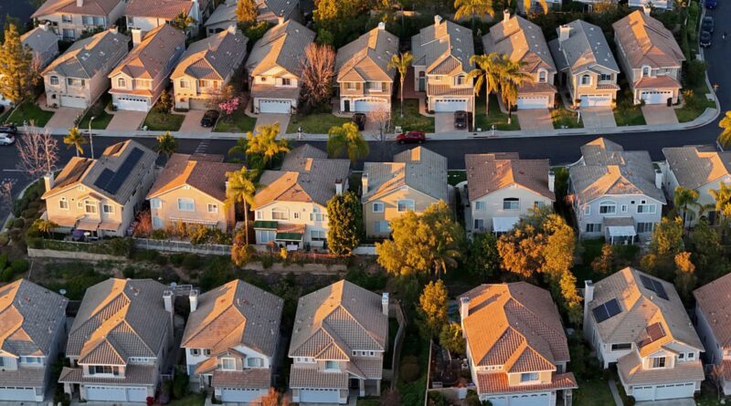 Mortgage applications rise as rates fall to one-month low